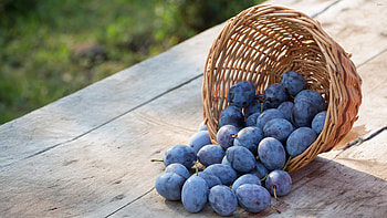 Plum spillage, Natural beauty, Wooden table, Captivating graphy HD wallpaper