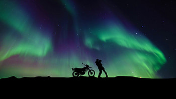 Couple with Aurora Borealis, Motorcycle hug, U, Breathtaking moment HD wallpaper