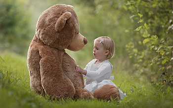 Little girl and Teddy Bear, toy, cute, girl, copil, little, teddy bear, green, giant, child HD wallpaper