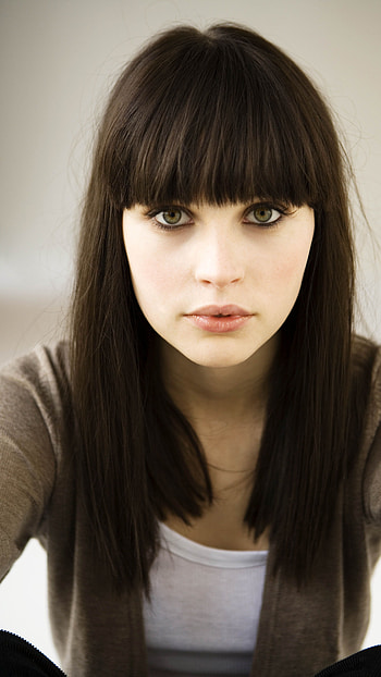 Felicity jones, looking HD phone wallpaper