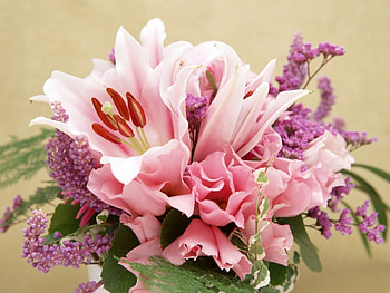 Bouquet of Lilies, bouquet, ivy leaves, mauve flowers, lilies, ferns HD wallpaper