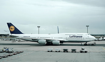 Lufthansa, Sustainable aviation, Renewable fuels, Environmental commitment HD wallpaper