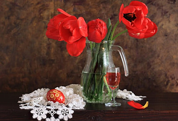 Easter egg and poppies , red poppies, still life, flowers, Easter egg HD wallpaper