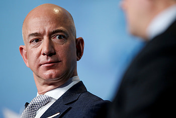 Jeff Bezos, Personal life speculation, Dirty selfies scandal, Media frenzy HD wallpaper