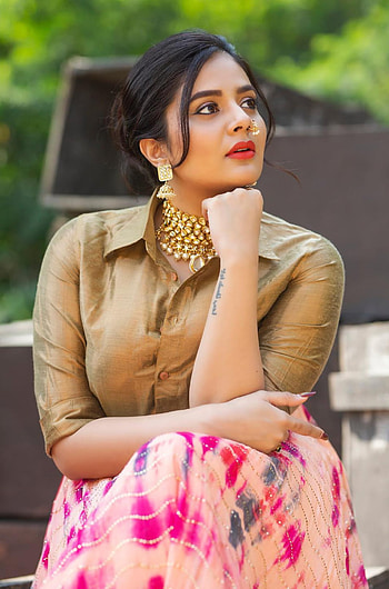 Sreemukhi, Telugu actress, lip HD phone wallpaper