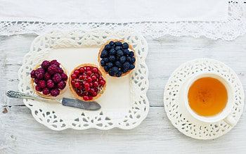 Tea and Berries, Tea, blackberry, berries, berry, raspberry, cup, drinks, blackberries, raspberries, drink HD wallpaper