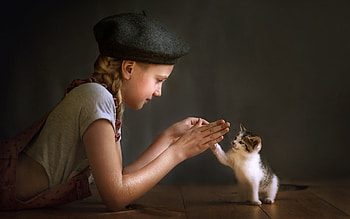 Little Girl and Kitten, hands, kitten, girl, beret HD wallpaper