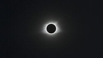 Solar Eclipse, Stunning eclipse, Dynamic celestial moment, Astonishing display HD wallpaper