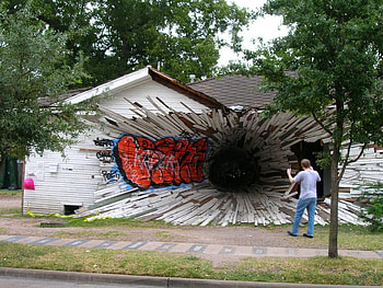 the hole house (Texas, USA), hole, hoause, house, street, people, tree HD wallpaper