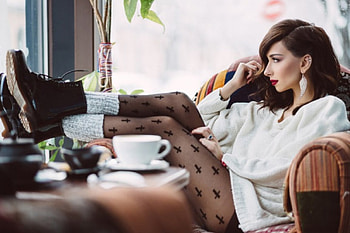 Beauty, mug, profile, table, earrings, brown hair, girl, saucer HD wallpaper