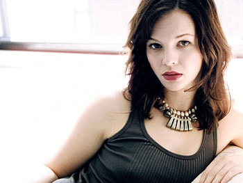 cute amber, tshirt, red, necklace, cute, look HD wallpaper