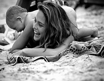 Unlimited Love, tenderness, sea, sand, people, play, woman, love, kid, mother HD wallpaper