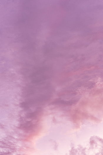 A serene and que purple sky at sunset with fluffy clouds, creating a tranquil atmosphere. HD phone wallpaper