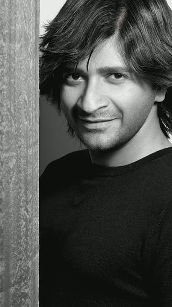 K K Singer, Krishnakumar Kunnath, Black And White, Background HD phone wallpaper