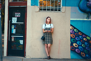 Lady Bird, Perfect on-screen portrayal, New York Times review, Flawless execution HD wallpaper