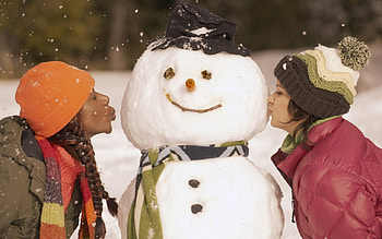 in the middle, winter, snowman, fun, love, snow, kiss, girls, middle HD wallpaper