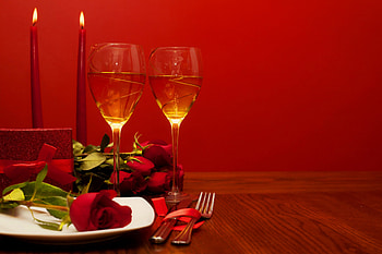 Romantic Valentine's day, dinner, champagne, bouquet, gift, day, cheers, glass, passion, candles, roses, romance, flame, beautiful, pretty, light, love, red, romantic, flowers, lovely, wine HD wallpaper
