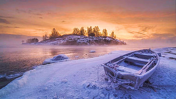 Deep ze - The Steaming Baltic Sea at the coast of Helsinki in Finland, fog, ice, snow, boat, trees, sunset HD wallpaper