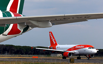 Leonardo da Vinci-Fiumicino Airport, Italian travel hub, Architectural masterpiece, Historical significance HD wallpaper