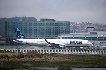 JetBlue Airways, Flight cancellations, Omicron impact, Depleted staff HD wallpaper