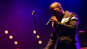 Leslie Odom Jr., Performance at Hancher, Large crowd, Live audience HD wallpaper