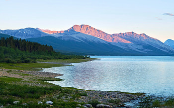 Evening light in Spray Lakes, Kananaskis, Alberta, trees, sky, canada, mountains, water HD wallpaper