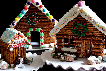 Gingerbread House And Dog, White, House, Gingerbread, Brown, Dog, Wreath HD wallpaper
