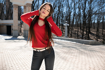 Model on a Summer Day, model, brunette, red, top, jeans HD wallpaper