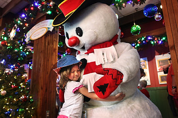 ✿I'm happy to embrace you!✿, winter, blue, wonderful, embrace, season, big, happy, sweet, white, girl, little, snowman, decoration, hug, christmas, love, lights, red, nature, forever HD wallpaper