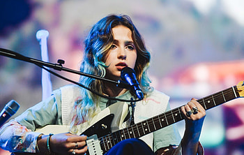 Clairo, music, girl, hair HD wallpaper