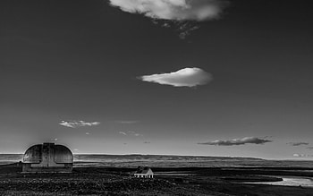 house and barn in middle of nowhere, plain, barn, house, farm, BW, sky HD wallpaper