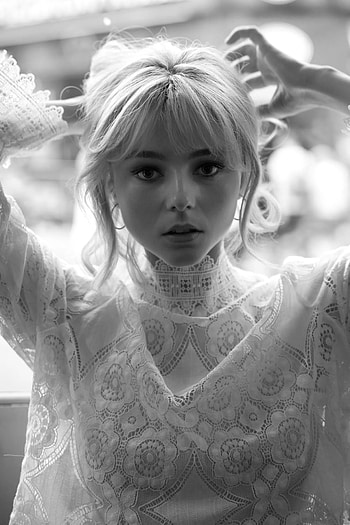 Thomasin McKenzie social media, Online presence, Scrolling, Celebrity HD phone wallpaper