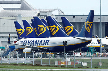 Ryanair, Summer travel disruption, Flight schedule changes, Latest news HD wallpaper