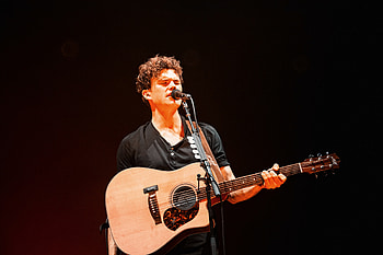 Vance Joy (Music), Live performance, Enchanting venue, Captivated audience HD wallpaper