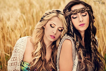Summer, sisters, girls, beautiful, blonde and brunette, together HD wallpaper