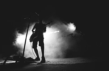 Smoke, Musician, Black And White, Guitar Player, Guitarist, Concert, Micro, Performance HD wallpaper