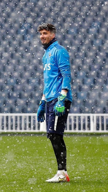 Altay Bayındır, fener, football_player, knee, kaleci, bayindir, fenerbahce HD phone wallpaper