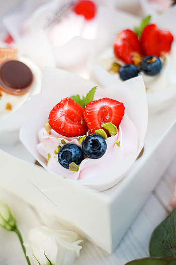 Food, Strawberry, Desert, Bilberries, Cake, Berry HD phone wallpaper