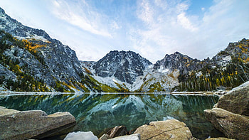Colchuck Lake at sunrise, Leavenworth, Washington, reflection, clouds, landscape, sky, water, mountains, rocks, usa HD wallpaper