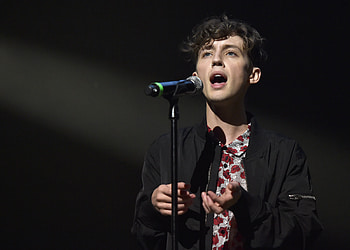 Troye Sivan music, Relationship status, Private life, Personal privacy HD wallpaper