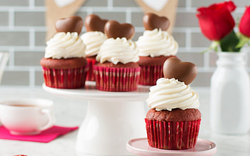 Cupcakes, sweet, valentine, chocolate, dessert, cupcake, heart, food, cream HD wallpaper