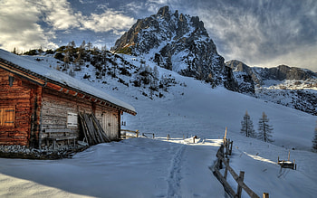 Cabin in Winter, snow, fence, clouds, sky, mountains HD wallpaper