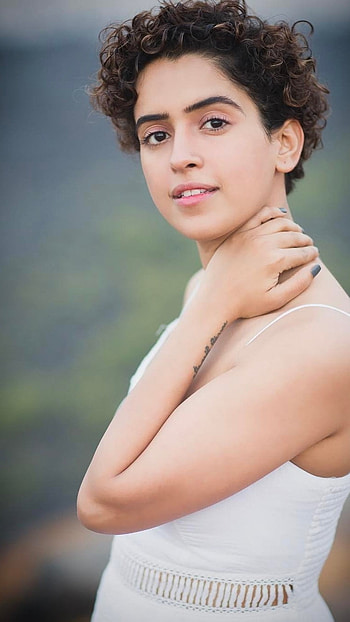 Sanya Malhotra, Bollywood Actress HD phone wallpaper