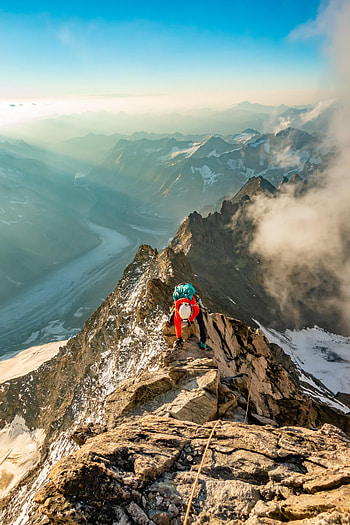 Mountains, Rocks, Miscellanea, Miscellaneous, Snow Covered, Snowbound, Tourist, Traveller, Traveler, Rock Climber, Alpinist HD phone wallpaper