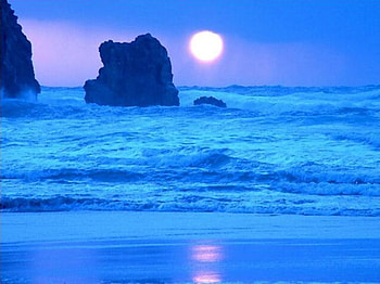 Ocean with moon HD wallpaper
