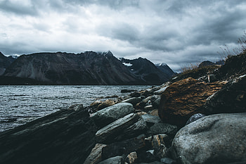 Nature, Water, Stones, Mountain, Lake, Fog, Mainly Cloudy, Overcast HD wallpaper
