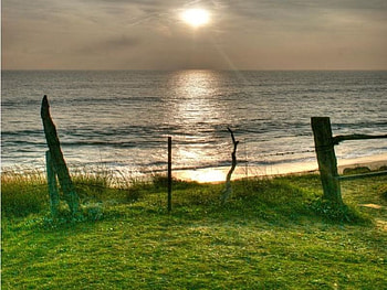 Puertas en la Playa, sea, grass, sun HD wallpaper