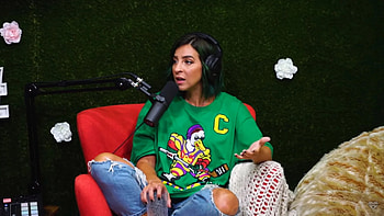 Gabbie Hanna space, Instagram and Twitter, Self-reflection, Privacy and solitude HD wallpaper