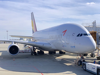 Asiana Airlines, Business class test, Solstys aircraft, Runway girl HD wallpaper