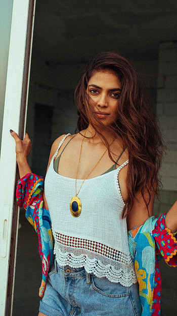 Malavika mohanan, tamil actress, model, sexy gorgeous HD phone wallpaper